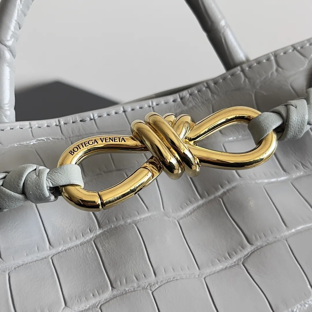Batch 2880 BOTTEGA VENETA new women's crocodile leather ANDIAMO is shipped! ! ! As a classic model of the BV family, each innovation brings different surprises to fans. There are three ways to carry it with different makeup. Crocodile skin is called the gold in leather and is famous for its top luxury and rarity. During use, the luster of the crocodile skin will not fade or fade with time. No matter how long it is used, it will still remain new. And because each crocodile skin is different, the effect of each crocodile leather bag is different. Style number: 777614 Size: 22*9*15.5cm